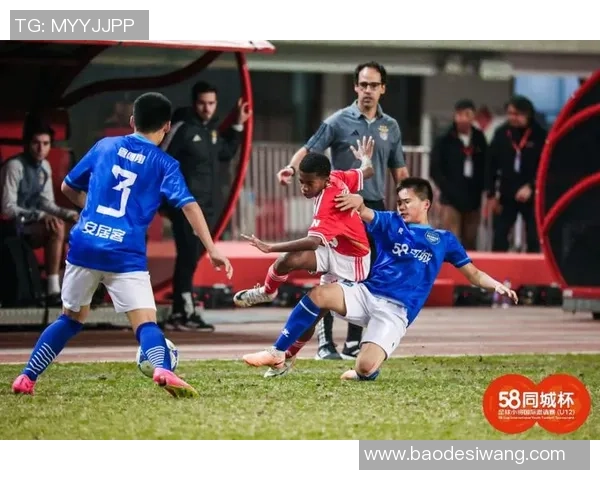 黑人足球巨星风采展现，激励全球青年奋勇拼搏的力量